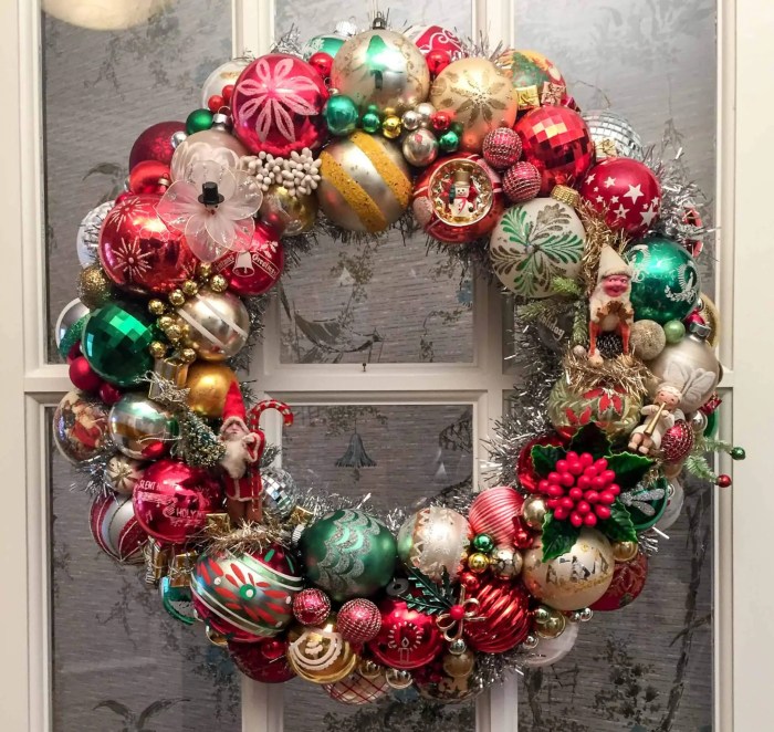 How to make a christmas ornament wreath